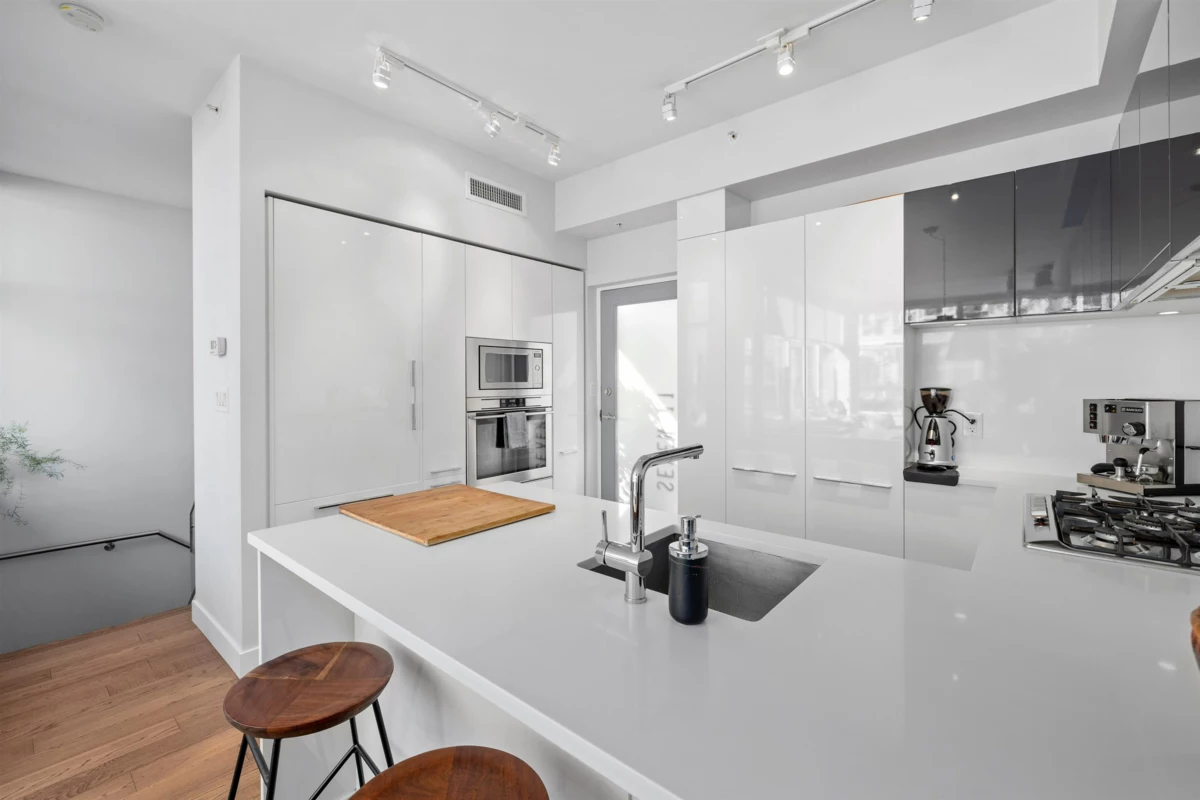 Walk-In Closet Photo of 711 108 E 1st Avenue, Vancouver, BC