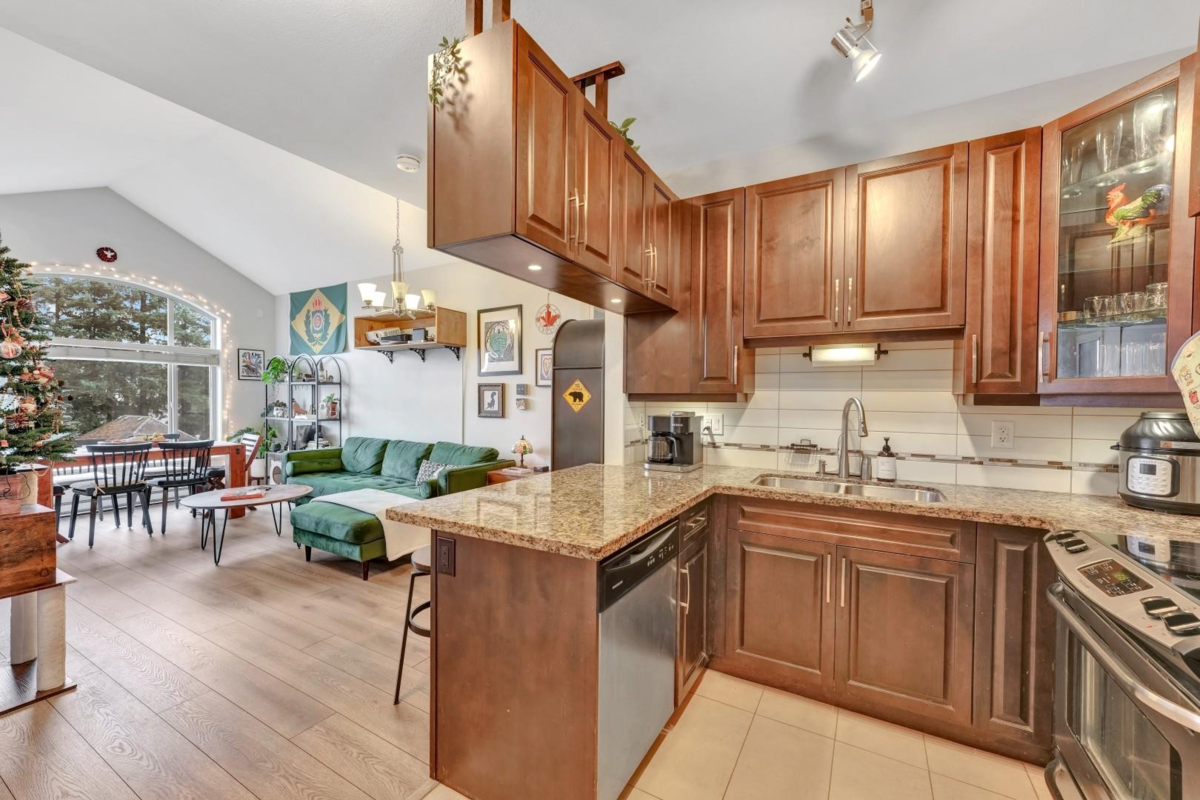 Living Room Photo of 411 12525 190a Street, Pitt Meadows, BC