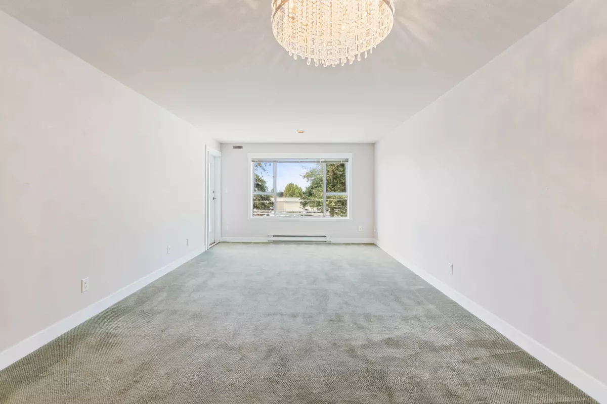 Entry Foyer Photo of 301 1378 George Street, White Rock, BC
