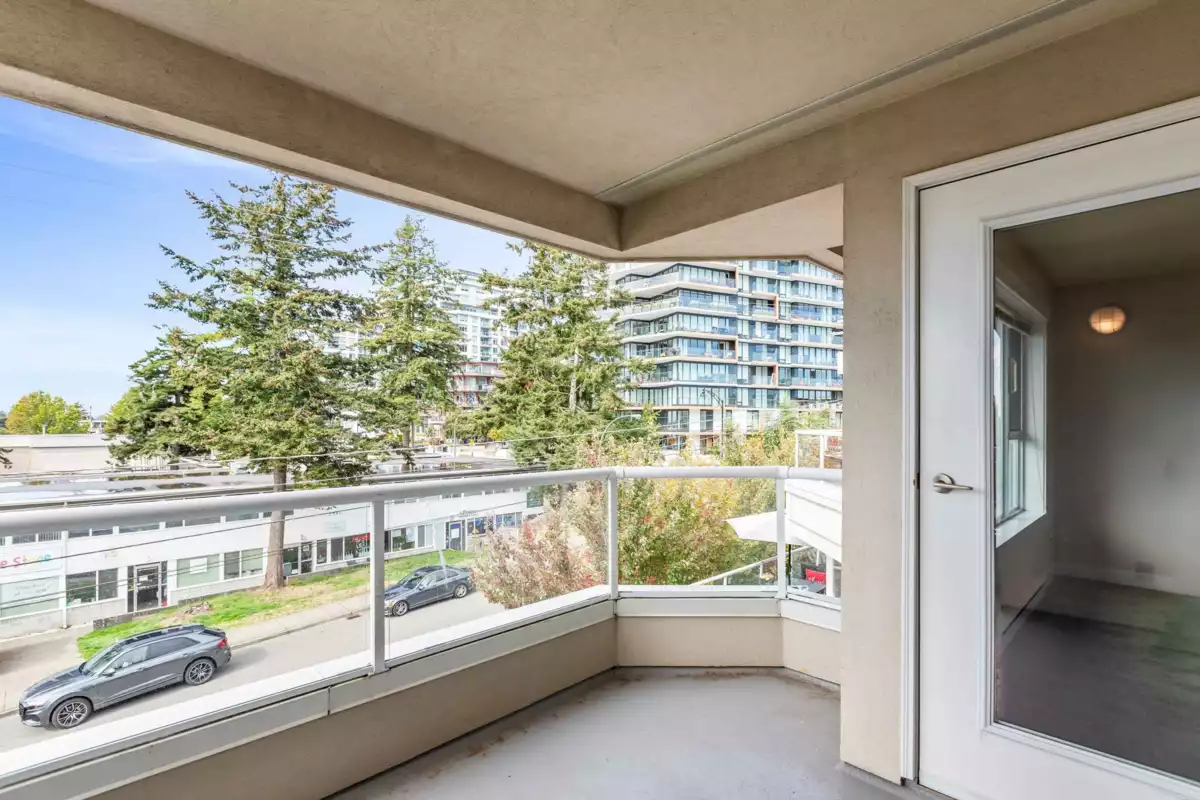 Walk-In Closet Photo of 301 1378 George Street, White Rock, BC