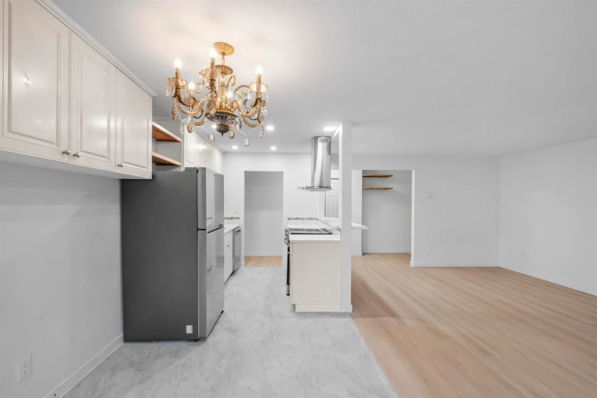 Kitchen Photo of 609 555 W 28th Street, North Vancouver, BC