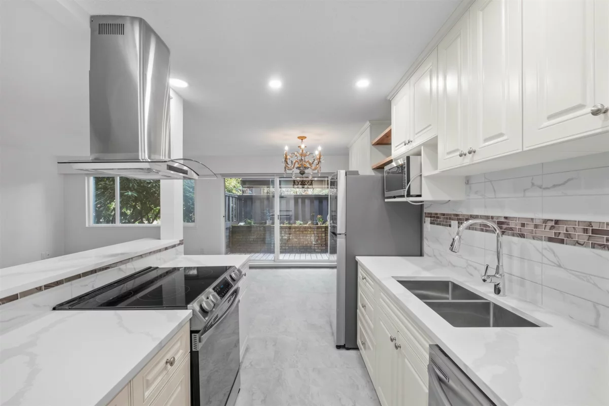 Living Room Photo of 609 555 W 28th Street, North Vancouver, BC