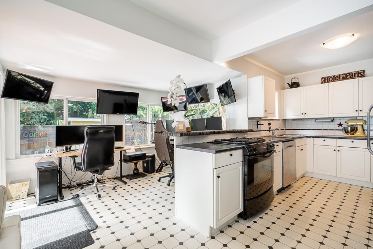 Basement Recreation Room Photo of 2725 Gordon Avenue, Surrey, BC