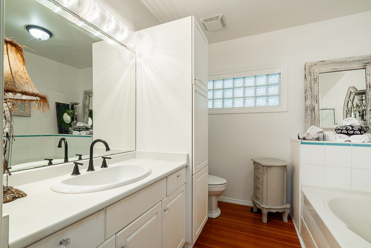 Entry Foyer Photo of 2725 Gordon Avenue, Surrey, BC