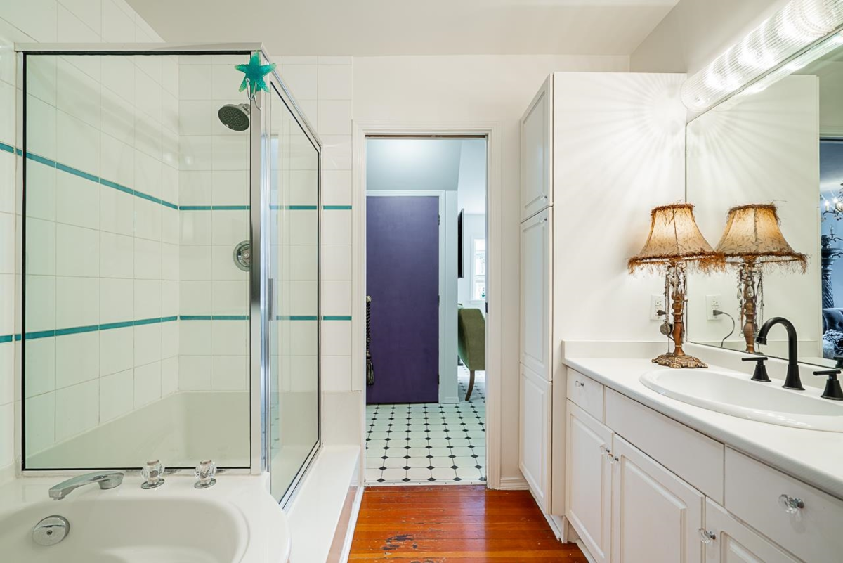 Hallway Photo of 2725 Gordon Avenue, Surrey, BC