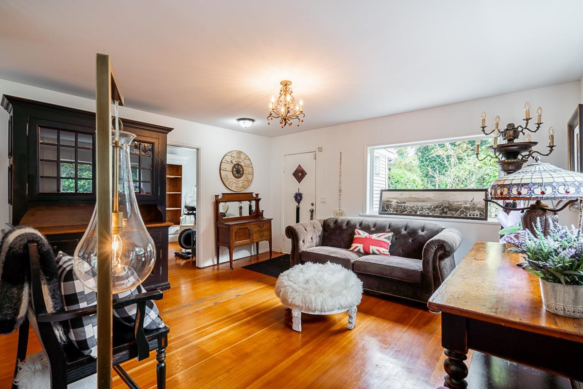 Kitchen Photo of 2725 Gordon Avenue, Surrey, BC