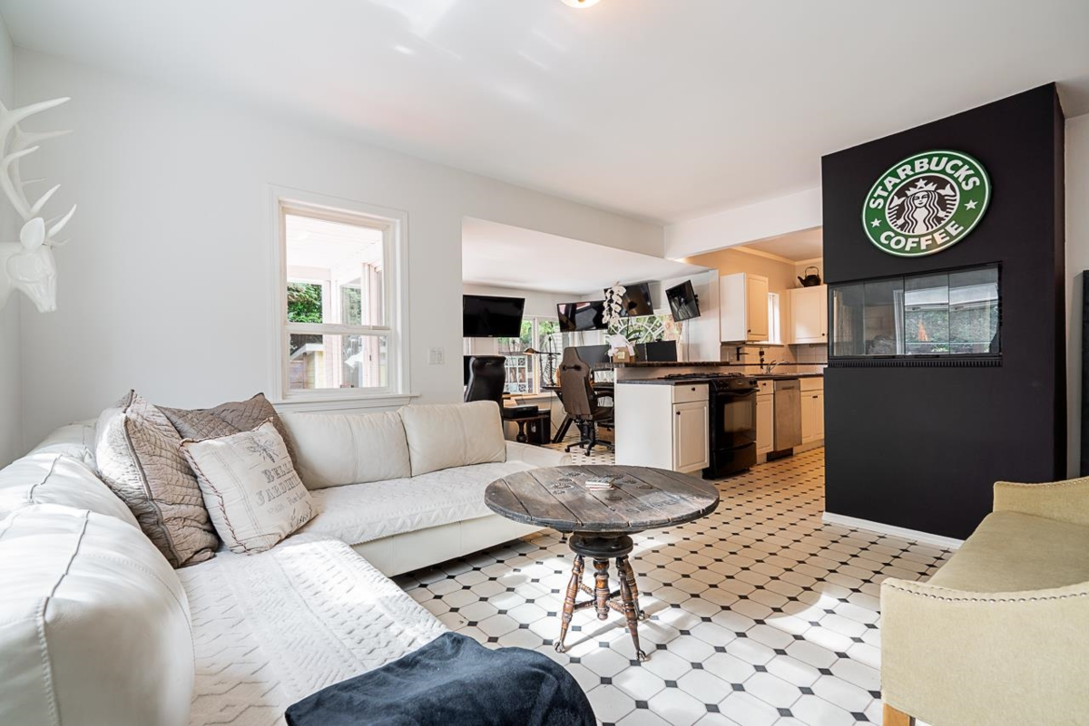 Powder Room Photo of 2725 Gordon Avenue, Surrey, BC