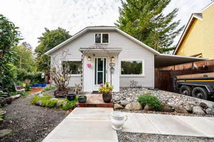 Exterior Rear Photo of 2725 Gordon Avenue, Surrey, BC