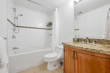 206 15357 Roper Avenue, White Rock, BC, White Rock — Apartment/Condo for sale