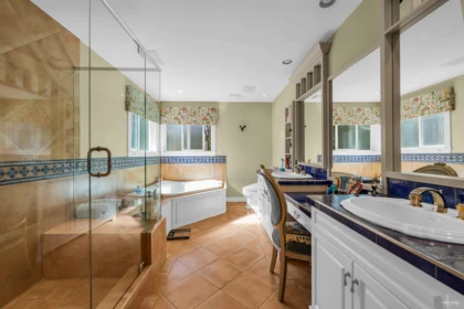 Entry Foyer Photo of 17377 28a Avenue, Surrey, BC