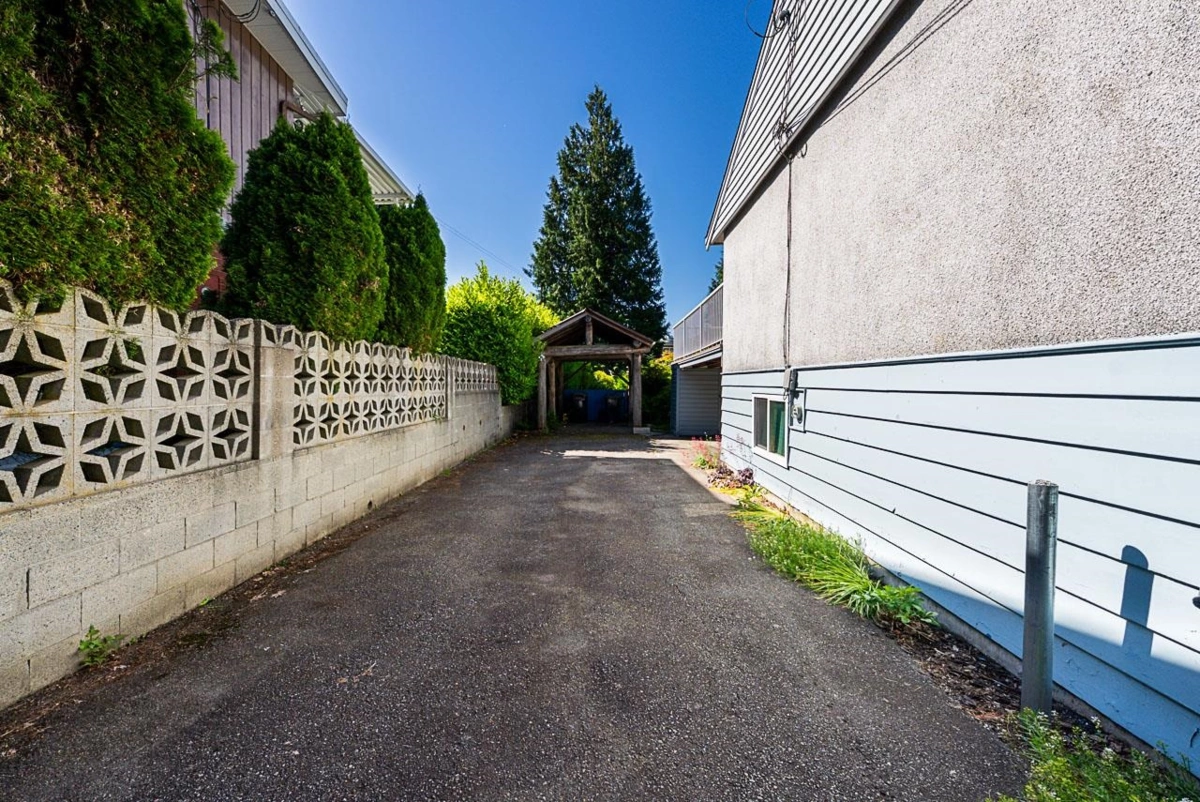 Hallway Photo of 614 Chapman Avenue, Coquitlam, BC