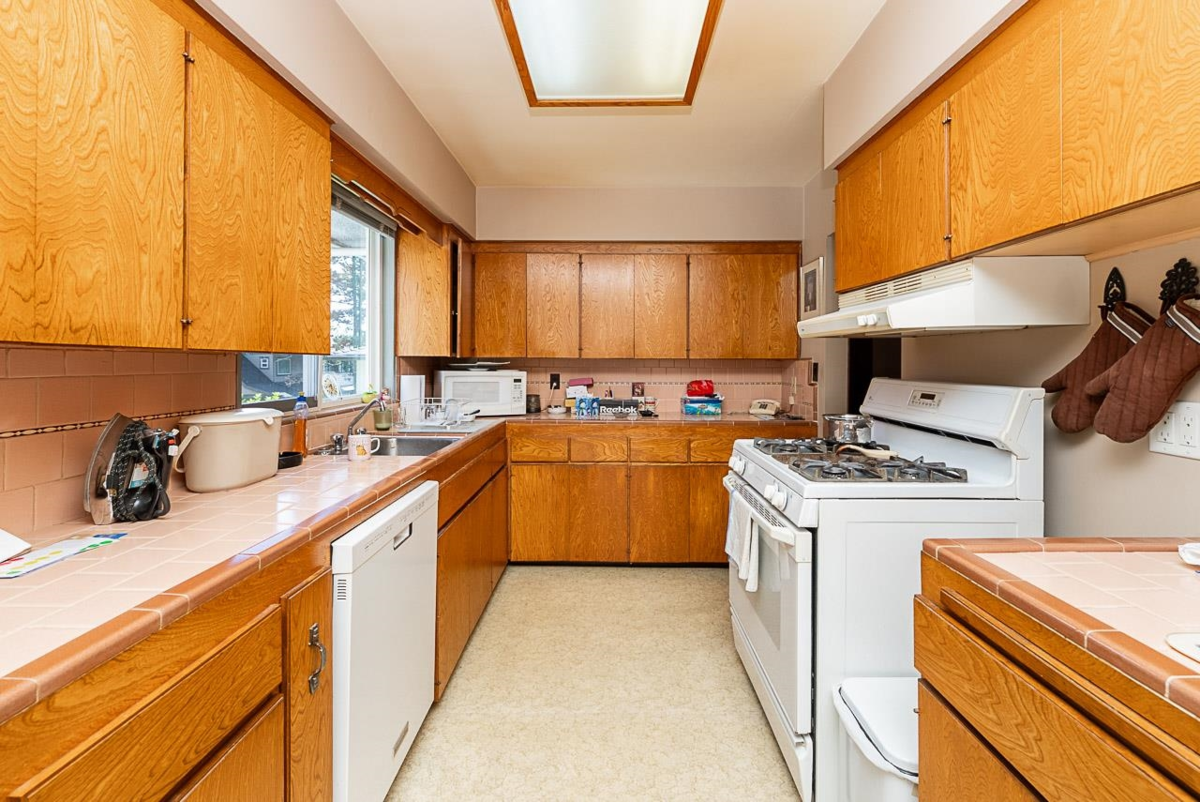 Walk-In Closet Photo of 614 Chapman Avenue, Coquitlam, BC