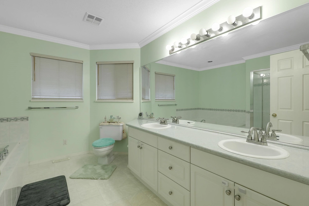 Swimming Pool Photo of 10955 156 Street, Surrey, BC