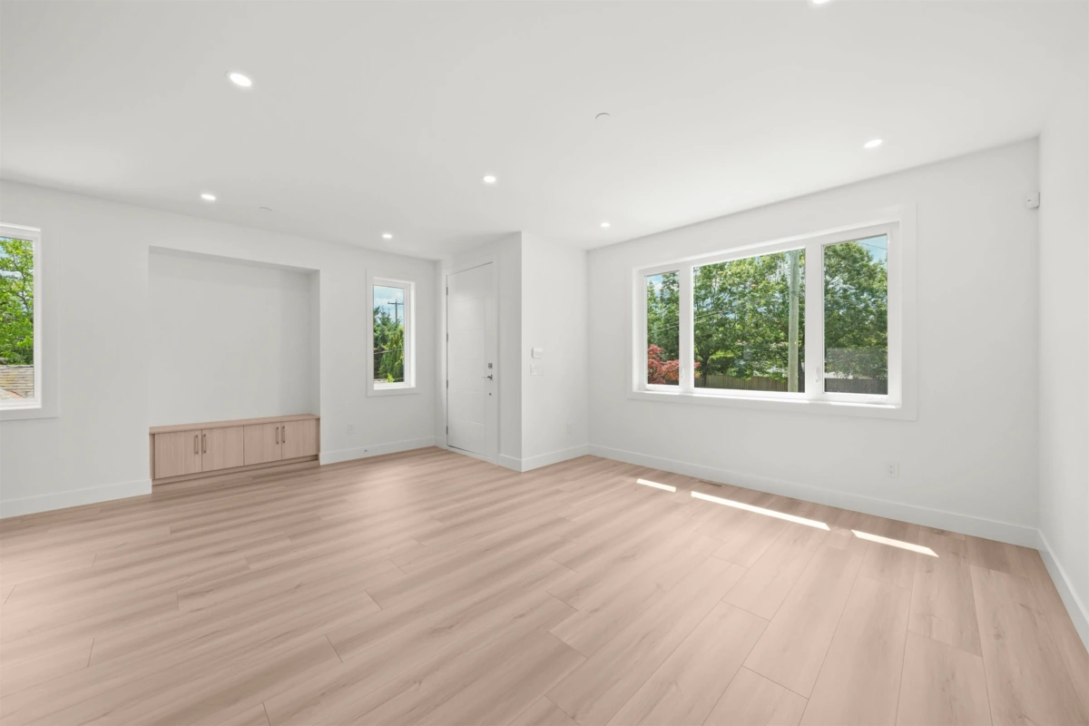 Walk-In Closet Photo of 2 26725 Fraser Highway, Langley, BC