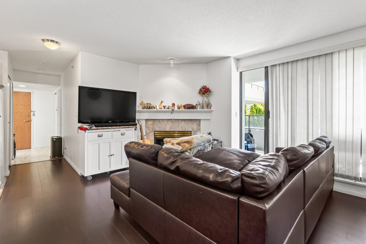 Kitchen Island Photo of 501 6611 Cooney Road, Richmond, BC