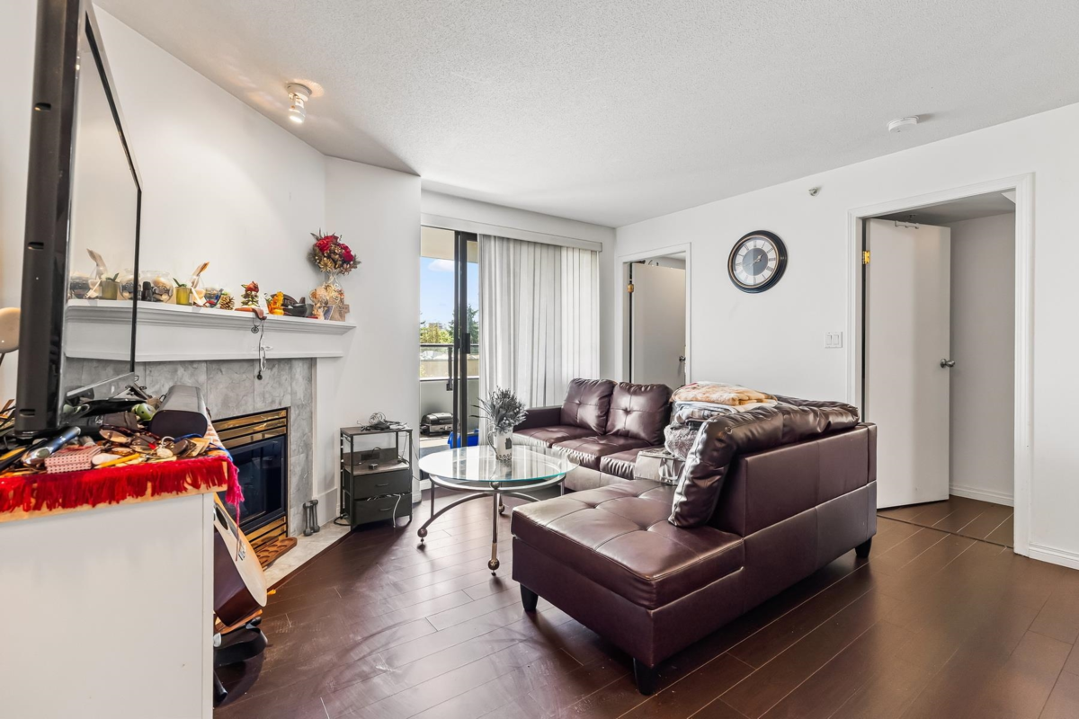 Kitchen Photo of 501 6611 Cooney Road, Richmond, BC