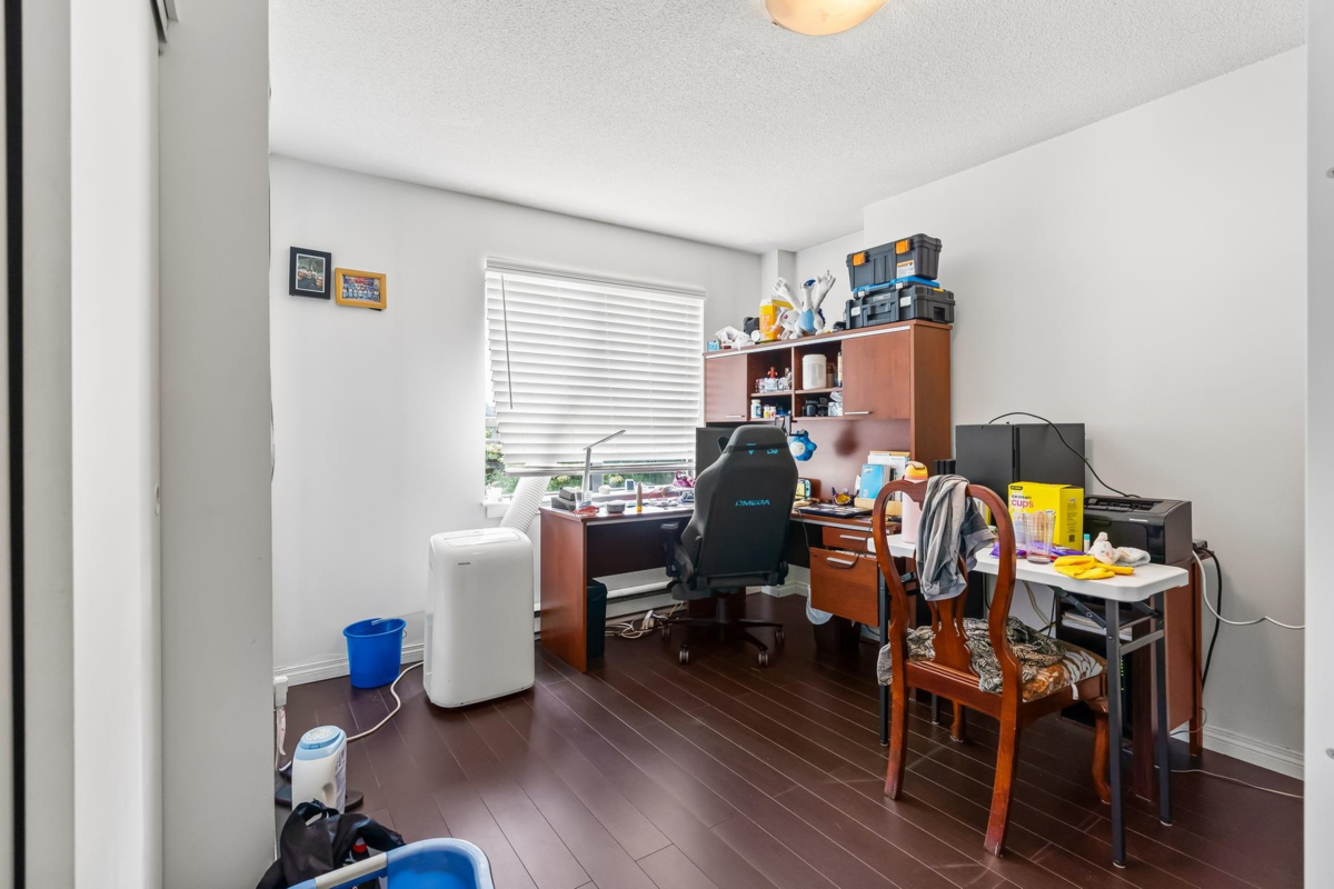 Primary Bathroom Photo of 501 6611 Cooney Road, Richmond, BC