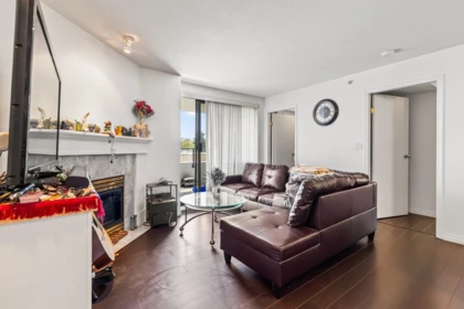 Kitchen Photo of 501 6611 Cooney Road, Richmond, BC