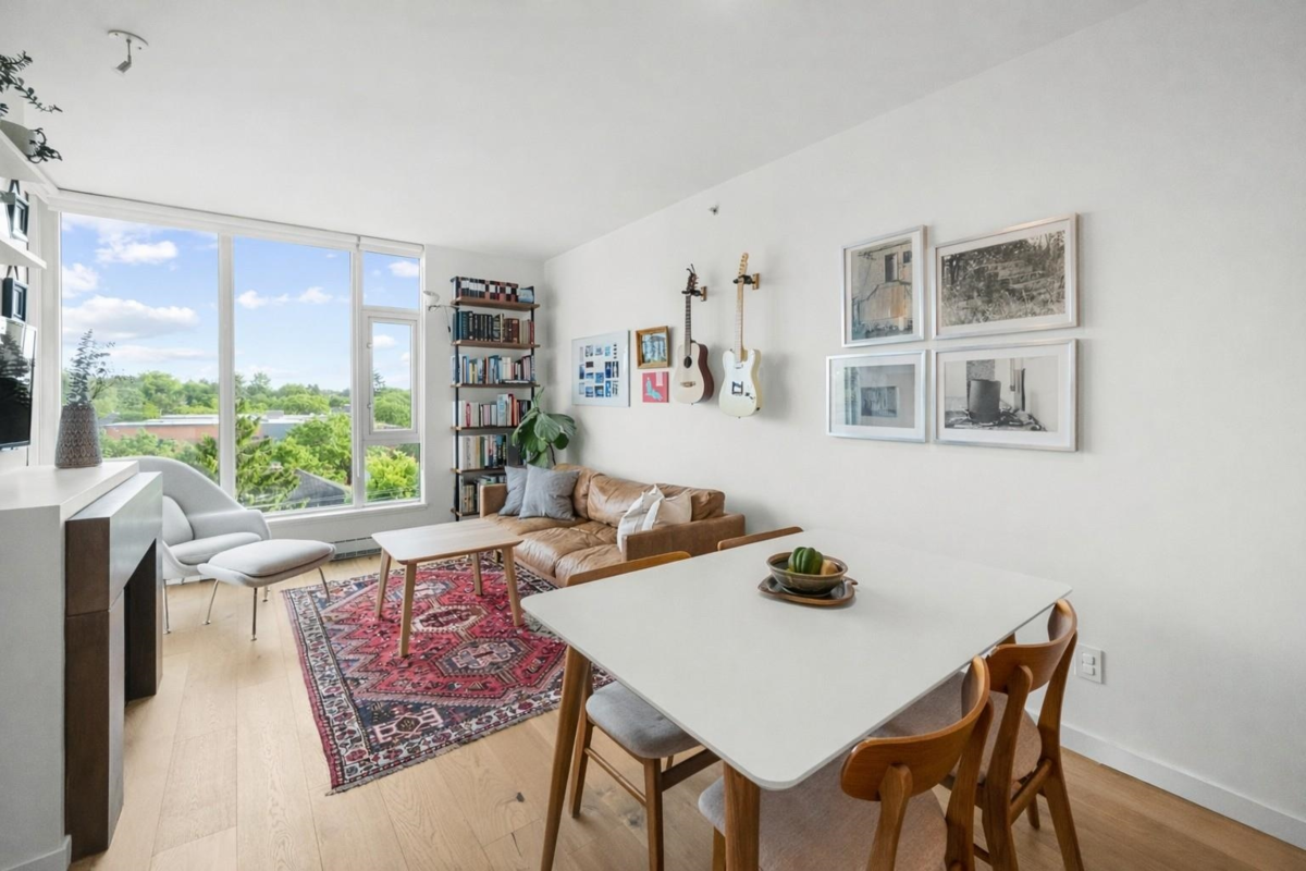 Kitchen Island Photo of 607 2528 Maple Street, Vancouver, BC
