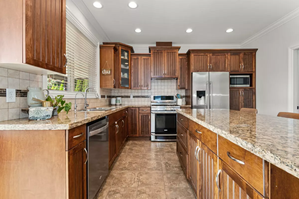 Kitchen Island Photo of 45748 Safflower Crescent, Chilliwack, BC