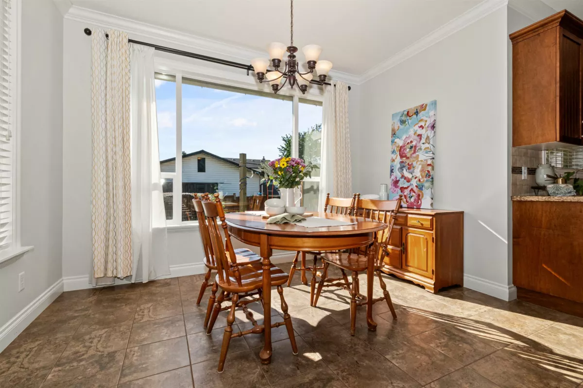Walk-In Closet Photo of 45748 Safflower Crescent, Chilliwack, BC