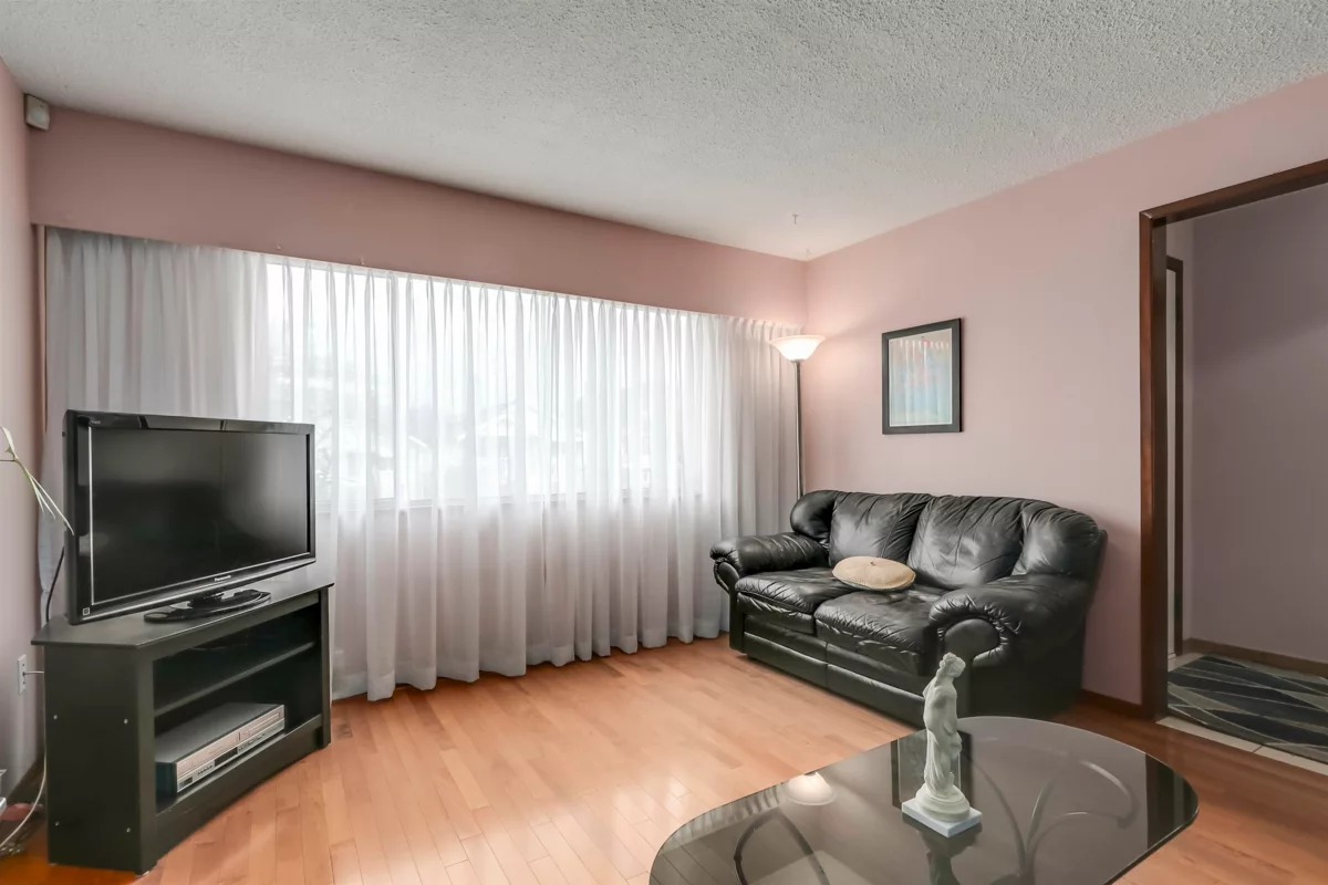 Dining Area Photo of 2636 Triumph Street, Vancouver, BC