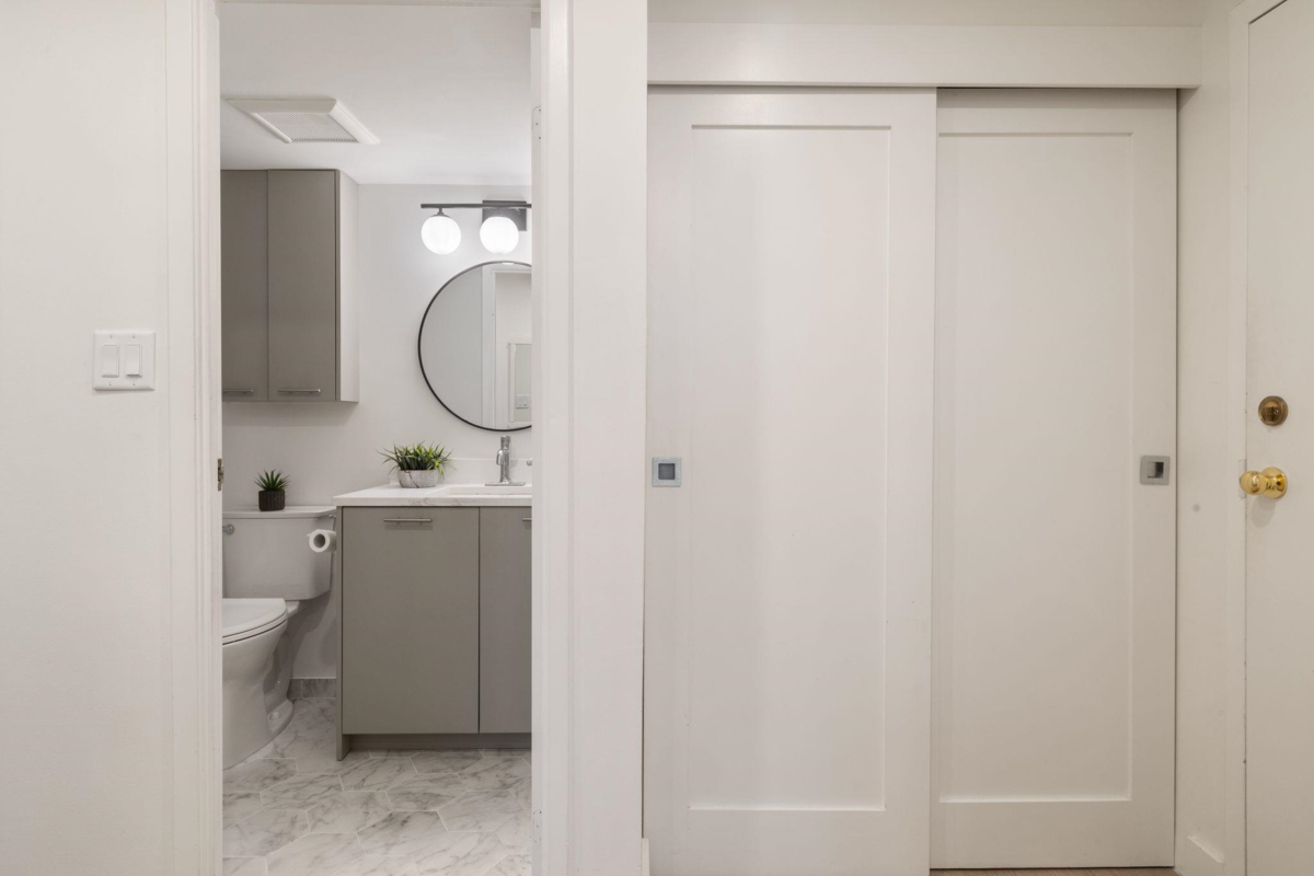 Entry Foyer Photo of 905 110 W 4th Street, North Vancouver, BC