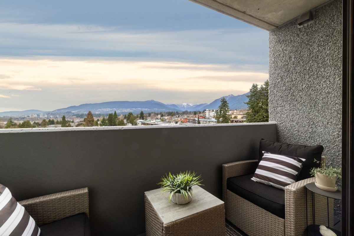 Kitchen Island Photo of 905 110 W 4th Street, North Vancouver, BC