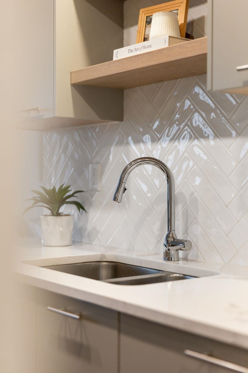 Primary Bathroom Photo of 905 110 W 4th Street, North Vancouver, BC