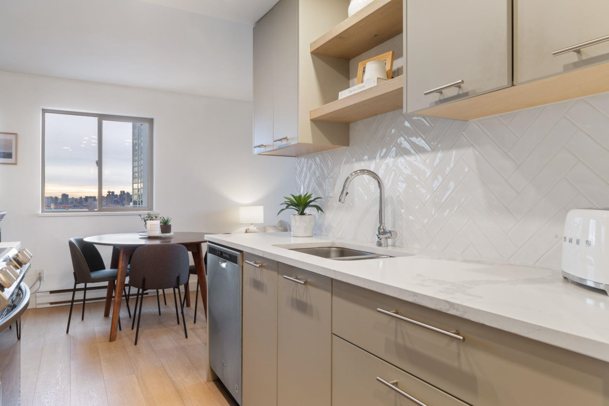 Walk-In Closet Photo of 905 110 W 4th Street, North Vancouver, BC