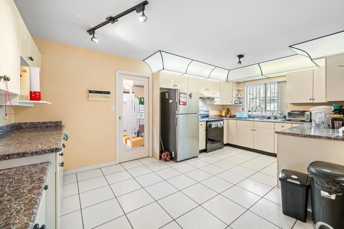 Kitchen Island Photo of 22471 Mclean Avenue, Richmond, BC