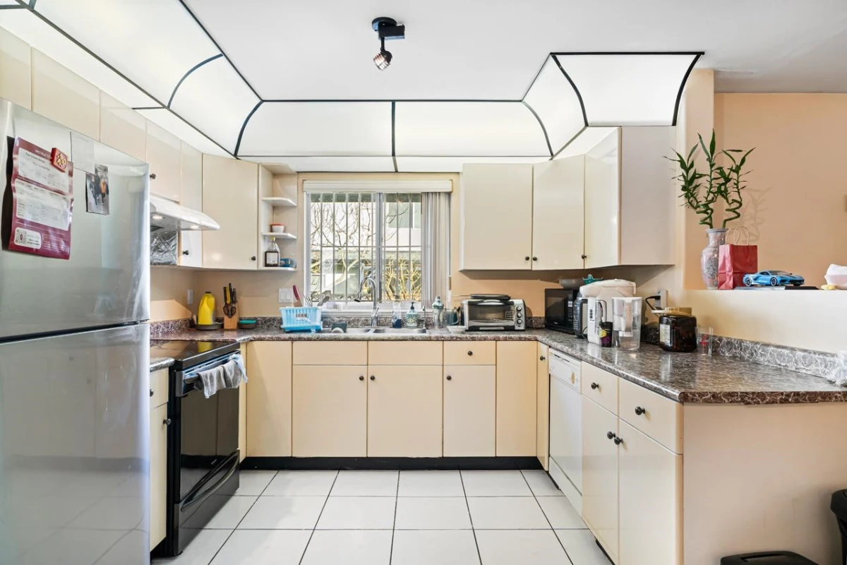 Kitchen Photo of 22471 Mclean Avenue, Richmond, BC