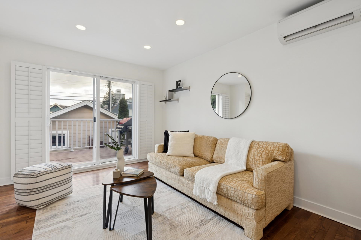 Breakfast Nook Photo of 205 E 18th Street, North Vancouver, BC