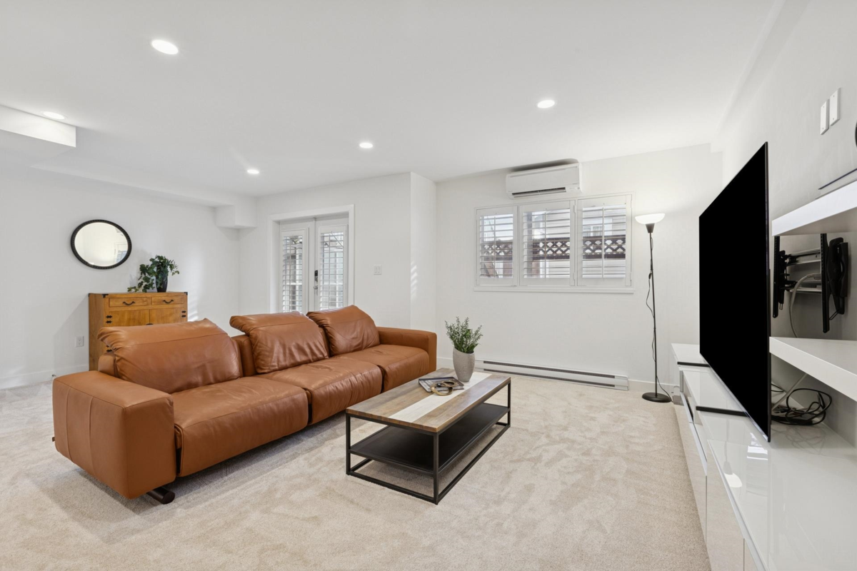 Entry Foyer Photo of 205 E 18th Street, North Vancouver, BC
