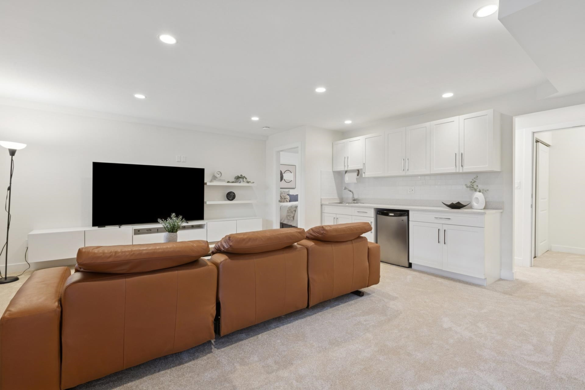 Hallway Photo of 205 E 18th Street, North Vancouver, BC