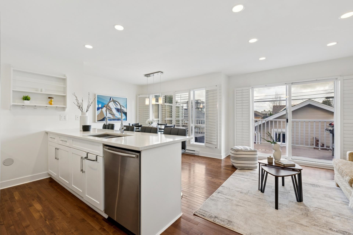 Walk-In Closet Photo of 205 E 18th Street, North Vancouver, BC