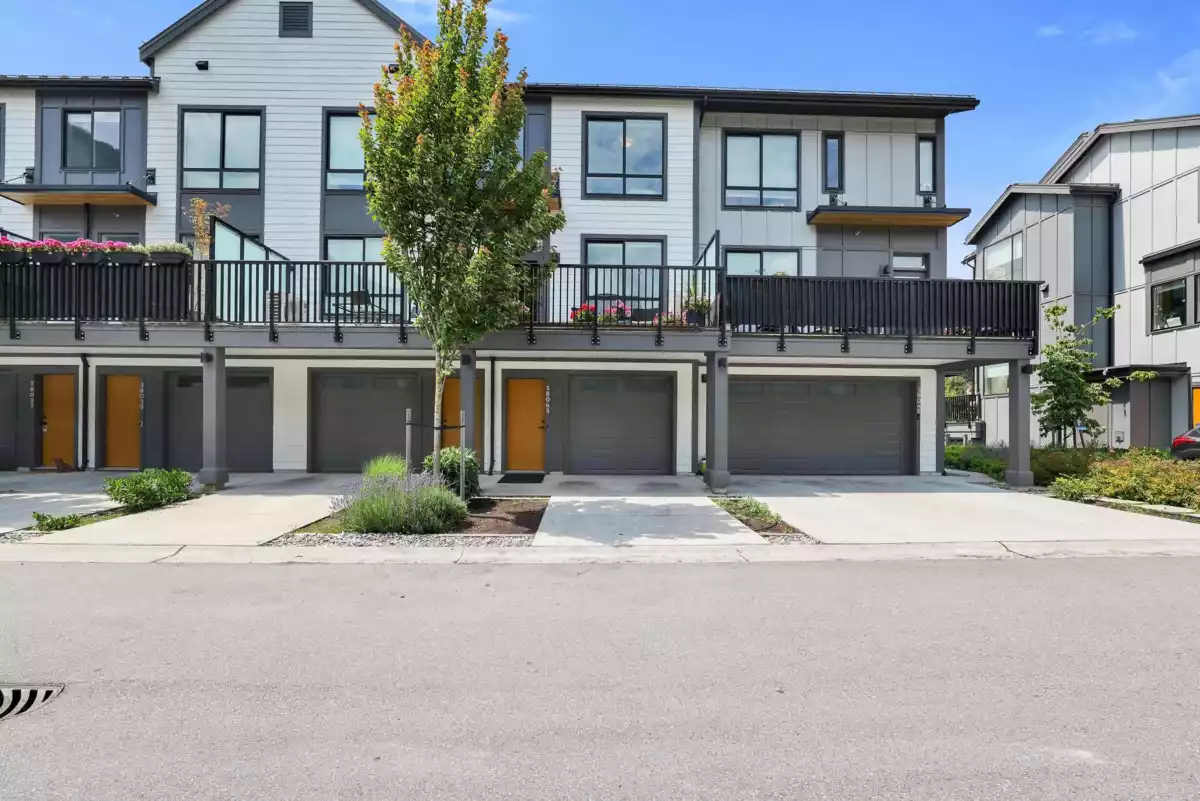 Dining Area Photo of 38043 Helm Way, Squamish, BC