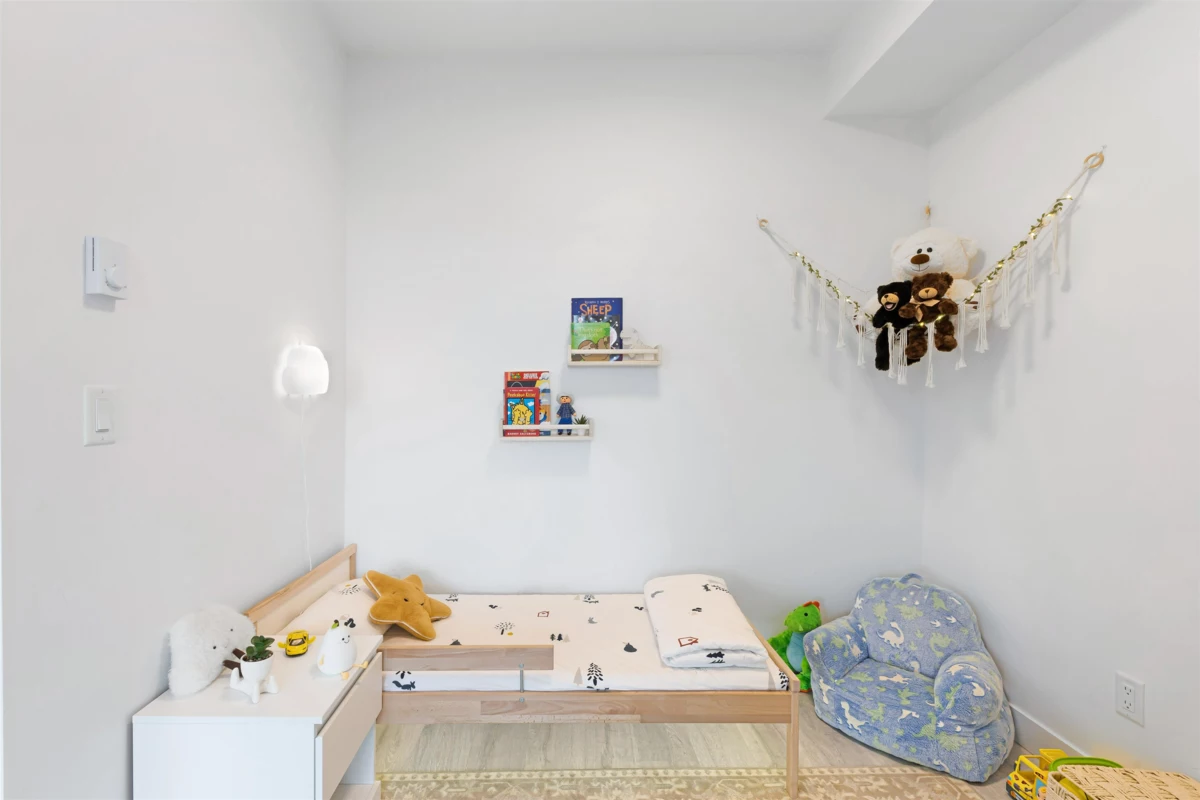 Walk-In Closet Photo of 406 32828 Landeau Place, Abbotsford, BC