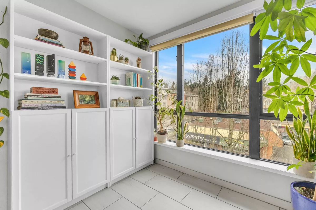 Dining Area Photo of 405 935 W 16th Street, North Vancouver, BC