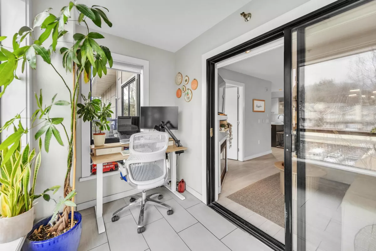 Kitchen Photo of 405 935 W 16th Street, North Vancouver, BC