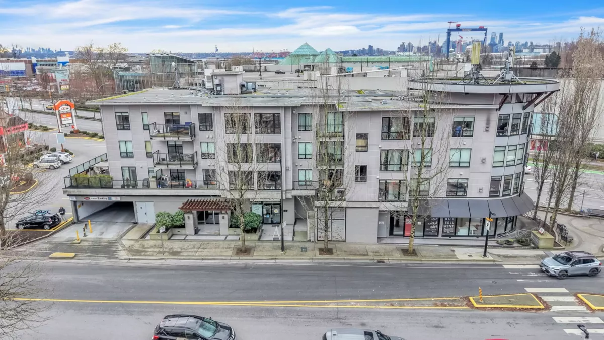 Mudroom Photo of 405 935 W 16th Street, North Vancouver, BC