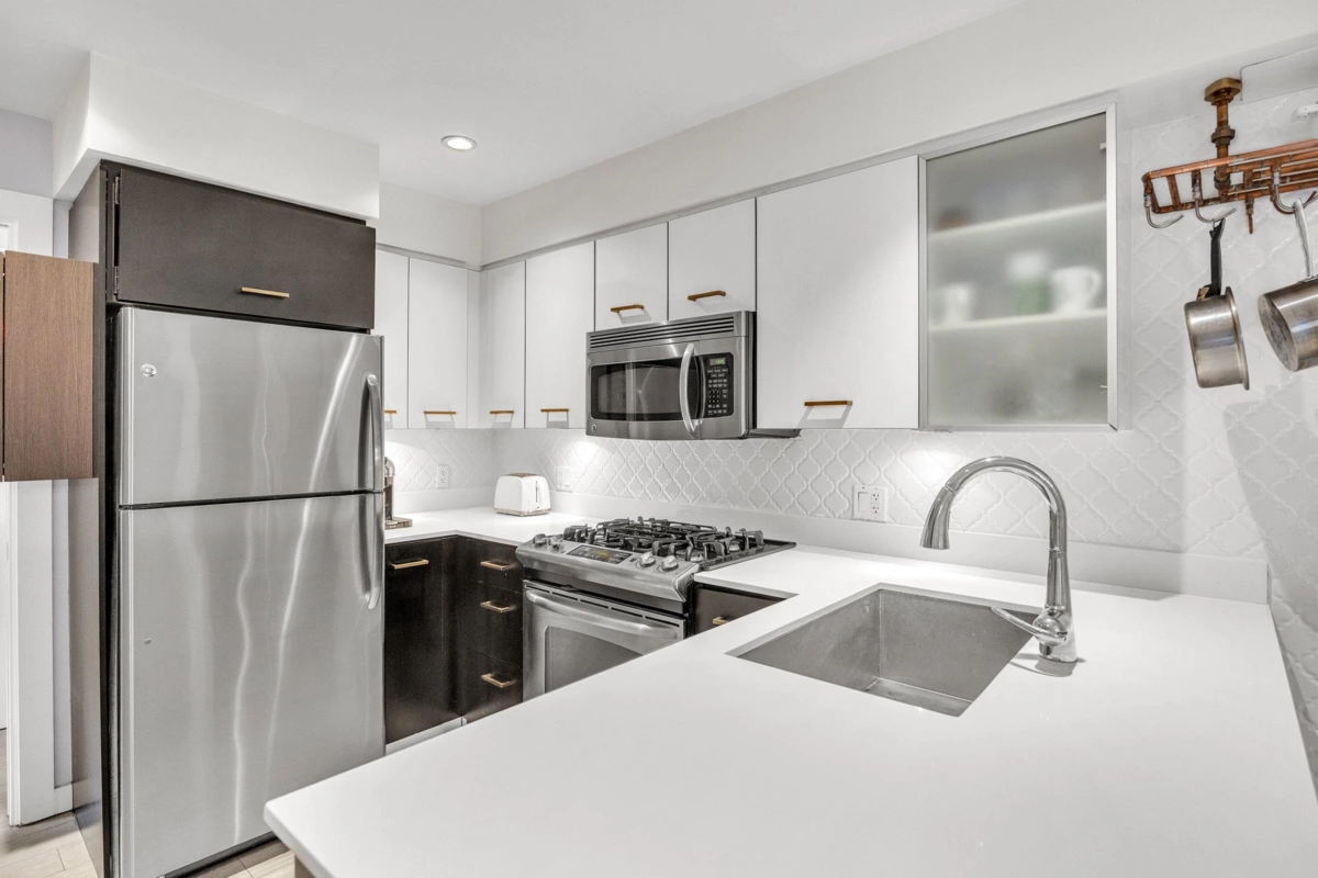 Primary Bathroom Photo of 405 935 W 16th Street, North Vancouver, BC