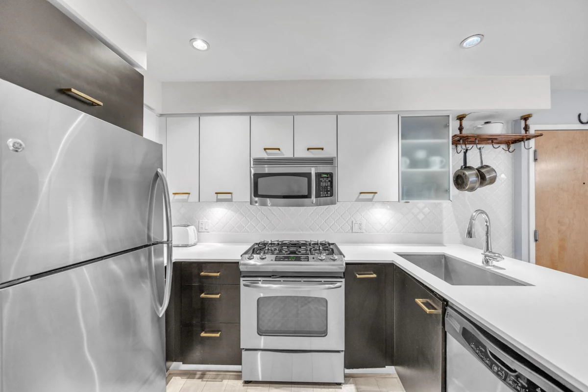 Walk-In Closet Photo of 405 935 W 16th Street, North Vancouver, BC