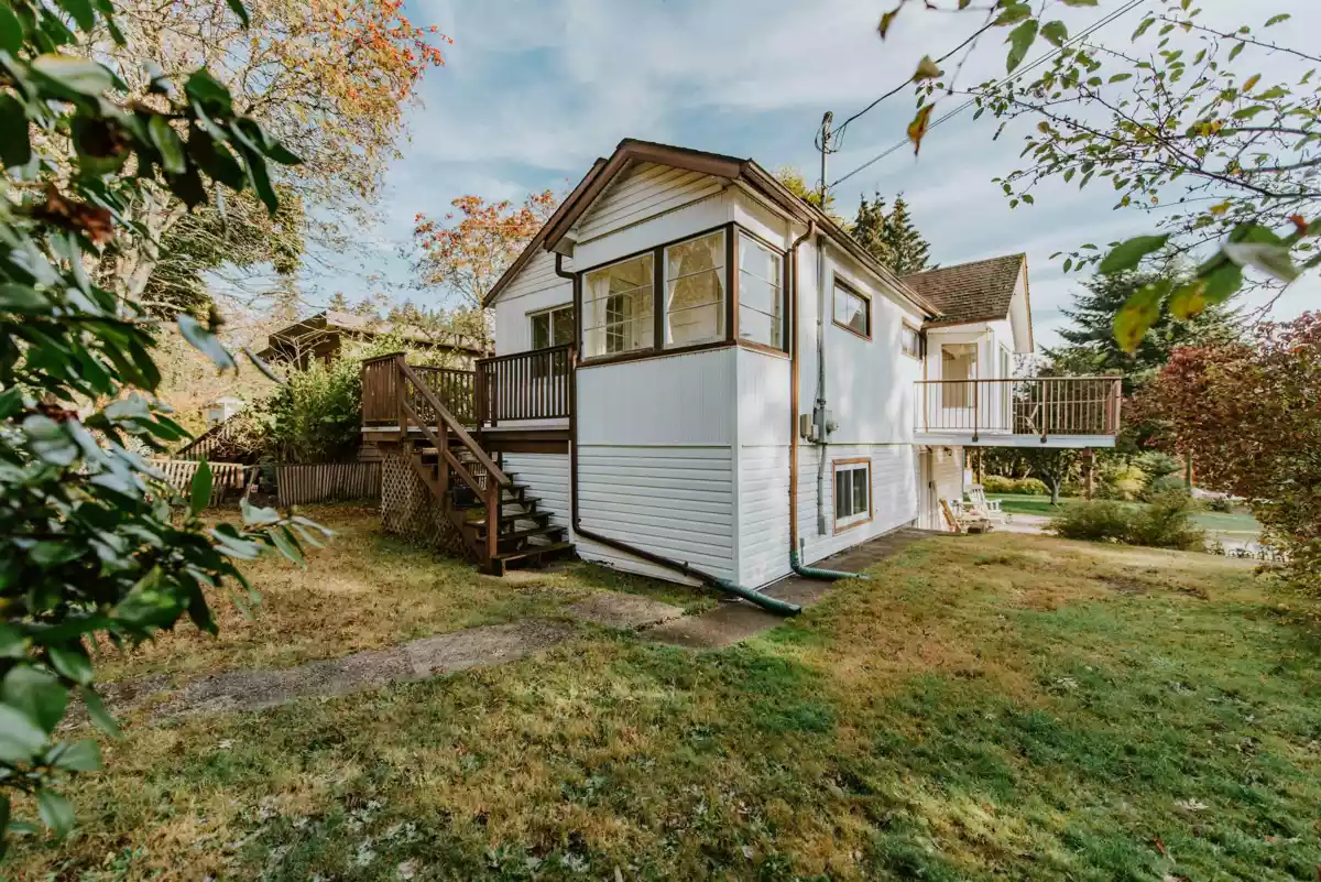 Entry Foyer Photo of 226 Pratt Road, Gibsons, BC