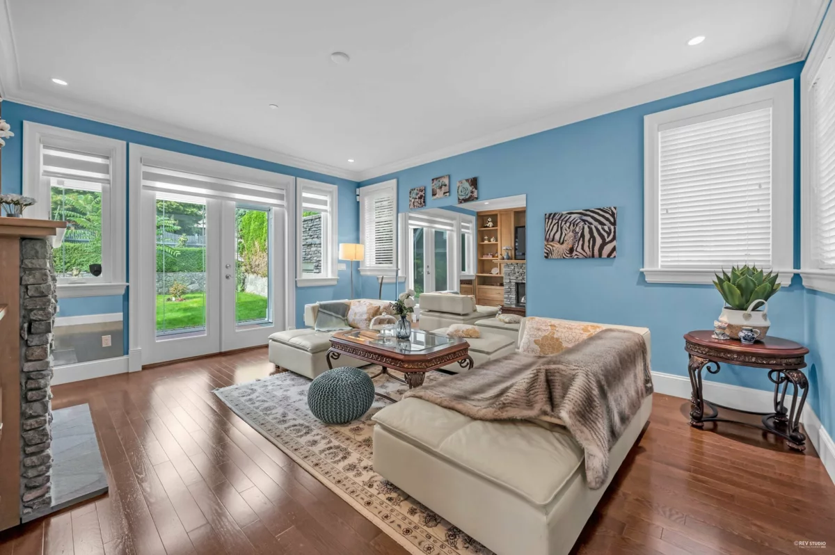 Walk-In Closet Photo of 1287 Gordon Avenue, West Vancouver, BC