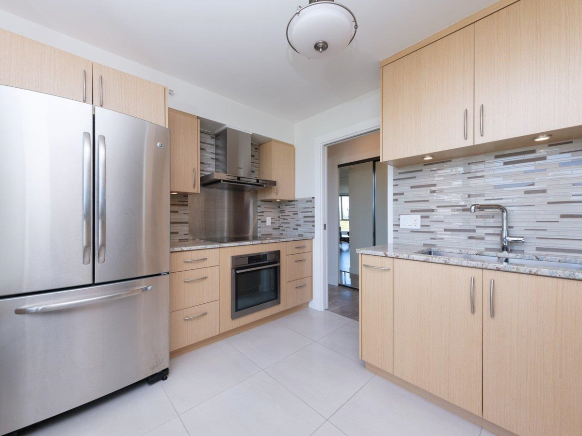 Primary Bathroom Photo of 802 2108 W 38th Avenue, Vancouver, BC