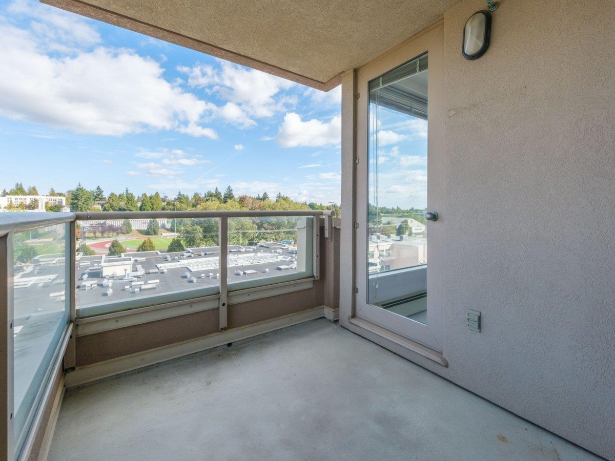 Swimming Pool Photo of 802 2108 W 38th Avenue, Vancouver, BC