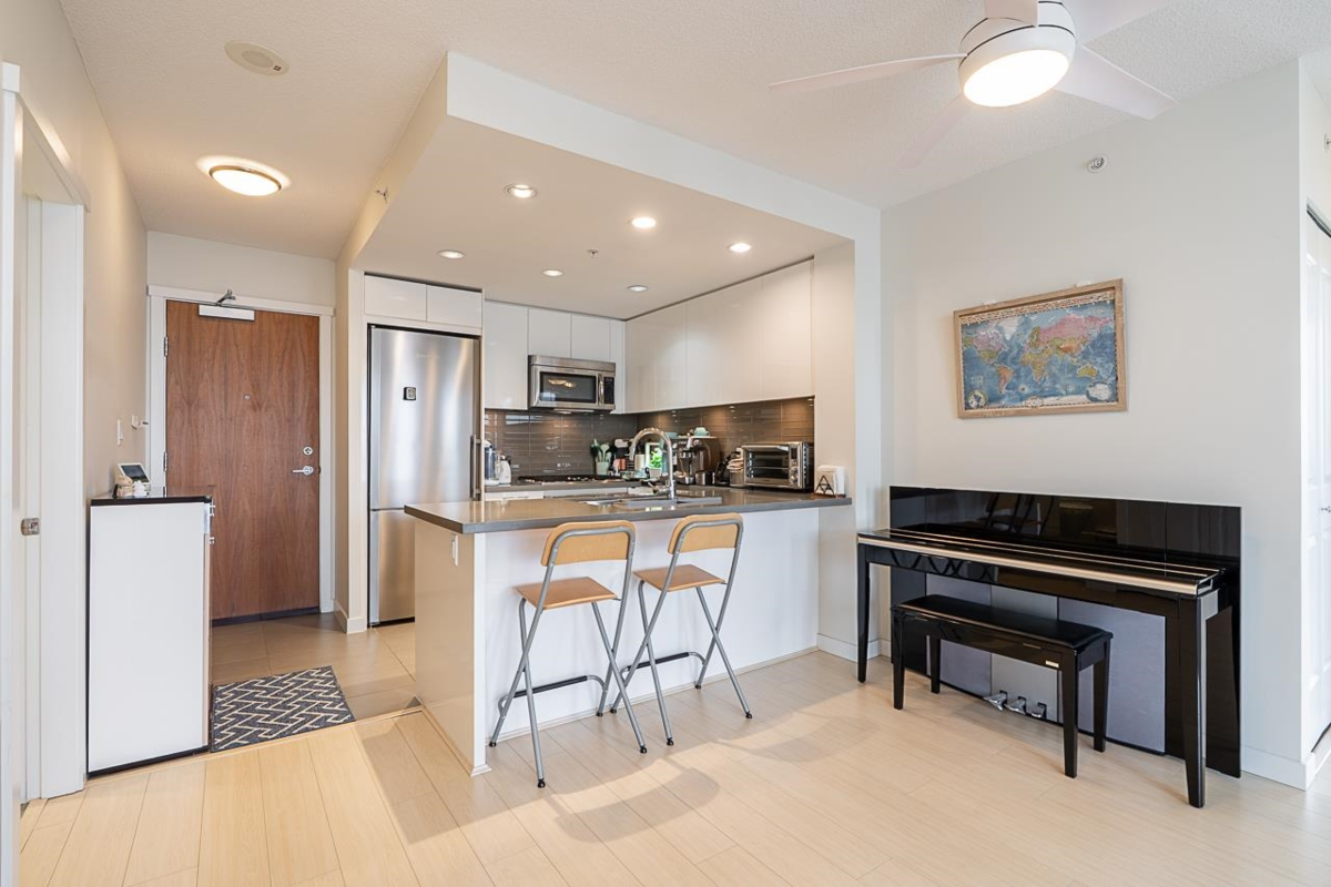 Kitchen Island Photo of 3108 4880 Bennett Street, Burnaby, BC
