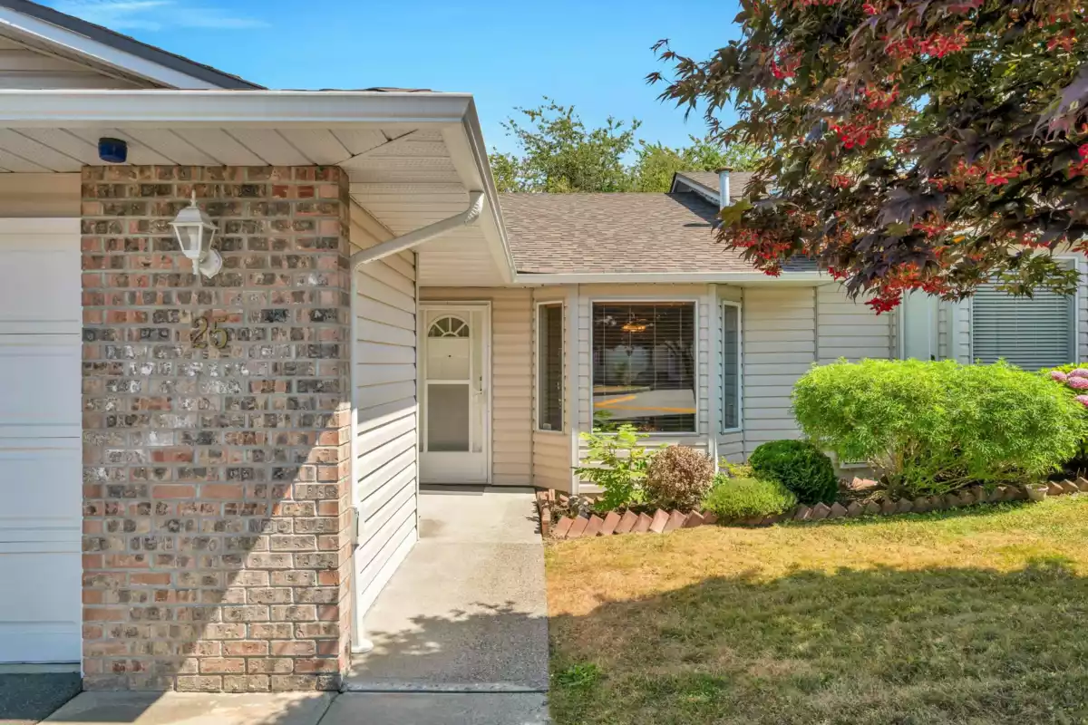 Family Room Photo of 25 22308 124 Avenue, Maple Ridge, BC