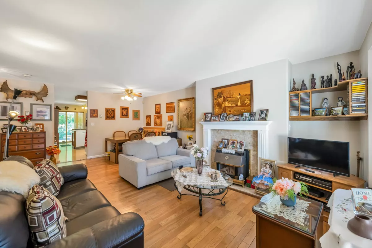 Kitchen Island Photo of 25 22308 124 Avenue, Maple Ridge, BC